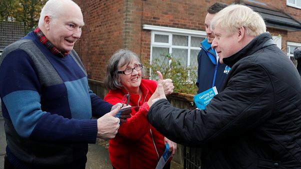 El Primer Ministro de Reino Unido, Boris Johnson habla con la gente mientras hace campaña electoral en Mansfield, Reino Unido, el 16 de noviembre de 2019. El Primer Ministro de Reino Unido, Boris Johnson habla con la gente mientras hace campaña electoral en Mansfield, Reino Unido, el 16 de noviembre de 2019.