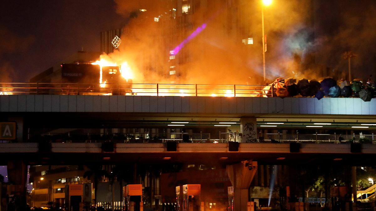 Foto tomada durante los enfrentamientos ante la Universidad Politécnica de Hong Kong (PolyU) en Hong Kong, China, el 17 de noviembre de 2019. 