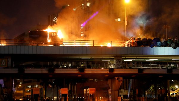 Foto tomada durante los enfrentamientos ante la Universidad Politécnica de Hong Kong (PolyU) en Hong Kong, China, el 17 de noviembre de 2019. Foto tomada durante los enfrentamientos ante la Universidad Politécnica de Hong Kong (PolyU) en Hong Kong, China, el 17 de noviembre de 2019.