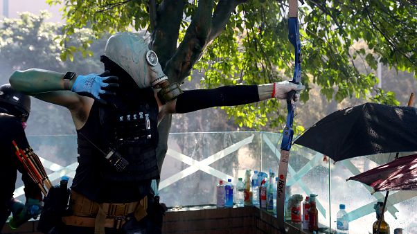 Hong Kong'taki protestolarda bir polis yaydan atılan okla yaralandı Hong Kong'taki protestolarda bir polis yaydan atılan okla yaralandı