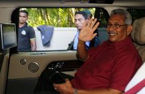 El presidente electo Gotabaya Rajapaksa saluda a sus partidarios cuando sale de su casa en Colombo, Sri Lanka, el 17 de noviembre de 2019.