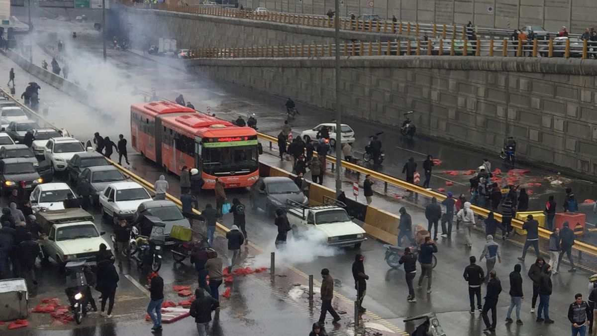 Başkent Tahran'da göstericiler yolları kapattı