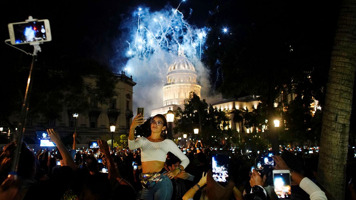 Una mujer se toma una foto mientras cerca del Capitolio durante las celebraciones del 500 aniversario de la ciudad de La Habana, Cuba, el 16 de noviembre de 2019.