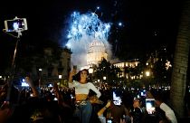 Una mujer se toma una foto mientras cerca del Capitolio durante las celebraciones del 500 aniversario de la ciudad de La Habana, Cuba, el 16 de noviembre de 2019.