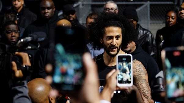 "Seit 3 Jahren bereit": Zoff um geschassten Quarterback Kaepernick "Seit 3 Jahren bereit": Zoff um geschassten Quarterback Kaepernick