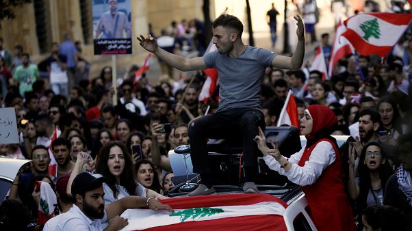 لا بوادر لحل سياسي قريب في لبنان بعد شهر على بدء الاحتجاجات لا بوادر لحل سياسي قريب في لبنان بعد شهر على بدء الاحتجاجات