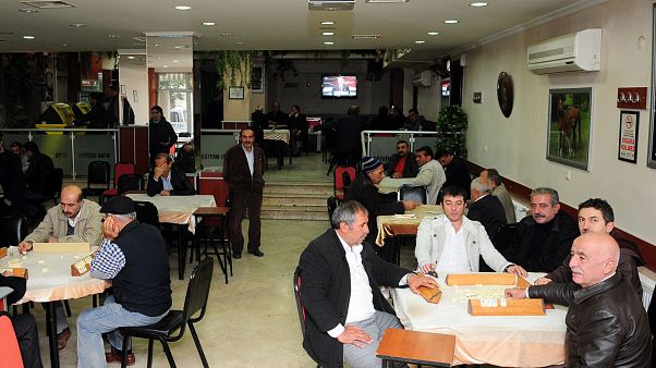 Kıraathanede okey oynayan halk Kıraathanede okey oynayan halk
