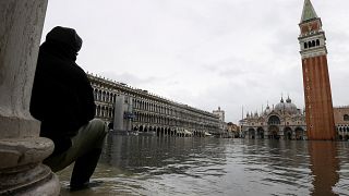 Markusplatz abgesperrt: Dritte Flutwelle trifft Venedig