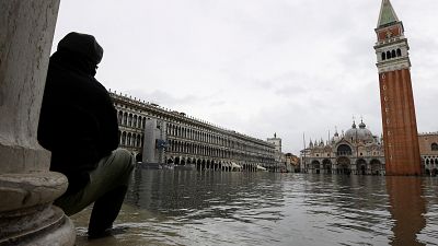 Markusplatz abgesperrt: Dritte Flutwelle trifft Venedig