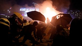 Molotov-koktéllal támadnak a hongkongi tüntetők