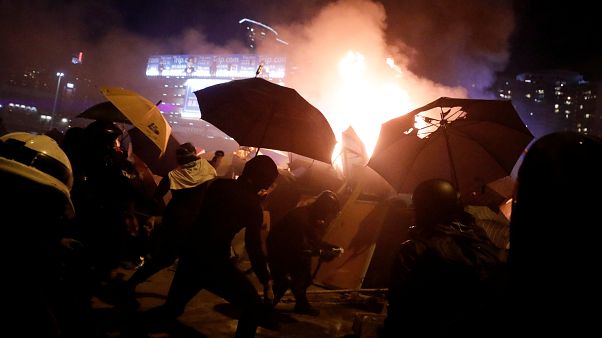 Molotov-koktéllal támadnak a hongkongi tüntetők Molotov-koktéllal támadnak a hongkongi tüntetők