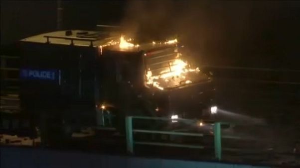 Hongkong: Nach Brandsätzen von Demonstranten - Polizei droht mit scharfer Munition Hongkong: Nach Brandsätzen von Demonstranten - Polizei droht mit scharfer Munition