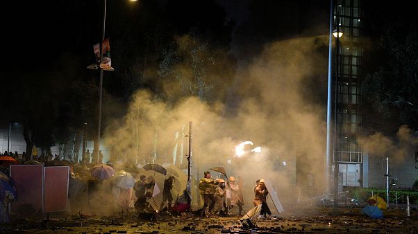 Polícia de Hong Kong ameaça usar "balas reais" contra manifestantes Polícia de Hong Kong ameaça usar "balas reais" contra manifestantes