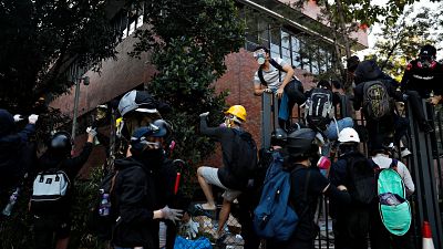 Duros enfrentamientos en la universidad de Hong Kong