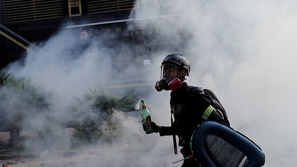 Ein Demonstrant schützt sich mit Gasmaske vor dem Rauch Ein Demonstrant schützt sich mit Gasmaske vor dem Rauch