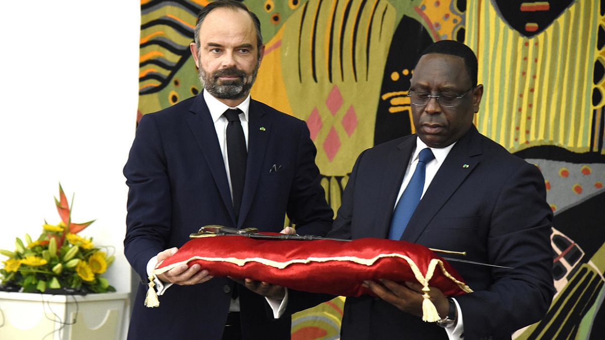 Fransa Başbakanı Edouard Philippe tarihi kılıcı Senegal Cumhurbaşkanına teslim etti