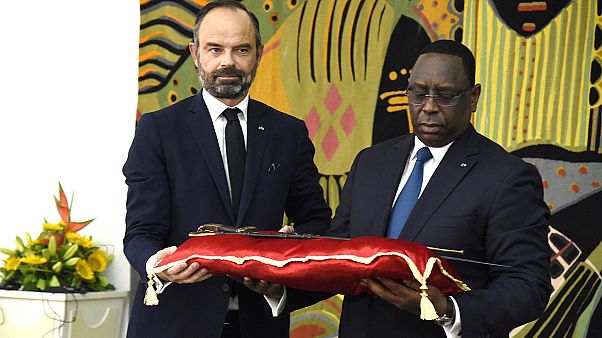 Fransa Başbakanı Edouard Philippe tarihi kılıcı Senegal Cumhurbaşkanına teslim etti Fransa Başbakanı Edouard Philippe tarihi kılıcı Senegal Cumhurbaşkanına teslim etti