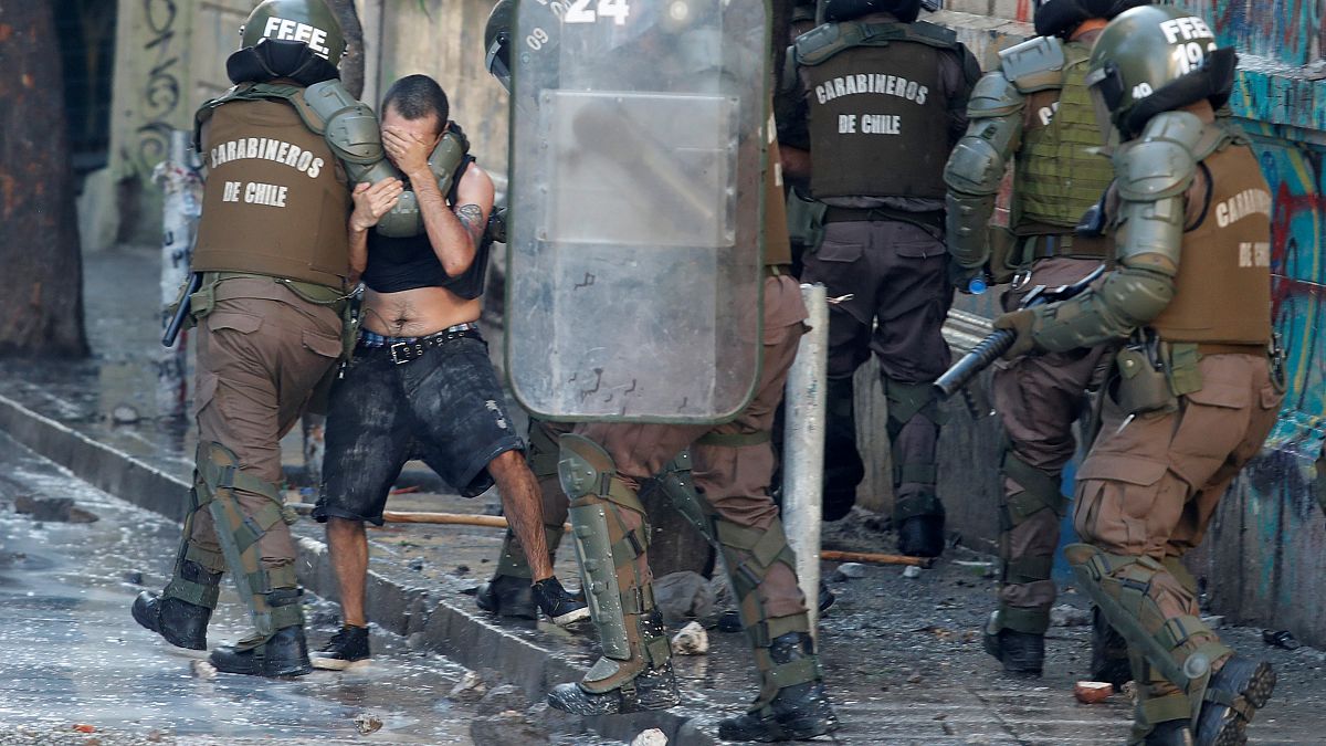  بعد أربعة أسابيع من الاحتجاجات .. رئيس تشيلي يدين عنف الشرطة في التعامل مع المتظاهرين