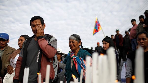Morales taraftarları güvenlik güçleri tarafından öldürüldüğü iddia edilen arkadaşlarının cenazesinde Morales taraftarları güvenlik güçleri tarafından öldürüldüğü iddia edilen arkadaşlarının cenazesinde