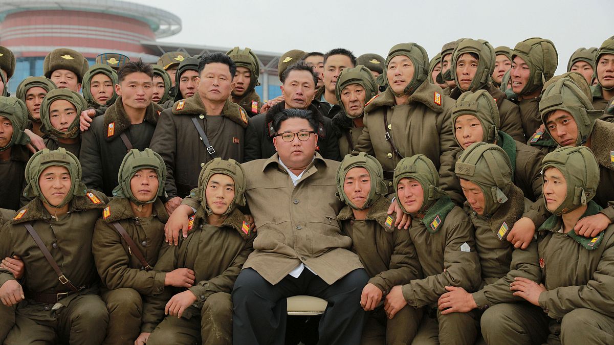 شاهد: زعيم كوريا الشمالية يشرف على تدريبات للقوات الجوية 
