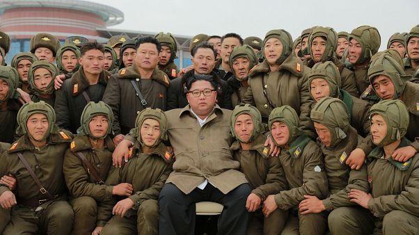 KCNA tarafından tarihsiz paylaşılan fotoğrafta Kuzey Kore lideri Kim ülkesinin Hava Kuvvetleri askerleri ile birlikte KCNA tarafından tarihsiz paylaşılan fotoğrafta Kuzey Kore lideri Kim ülkesinin Hava Kuvvetleri askerleri ile birlikte