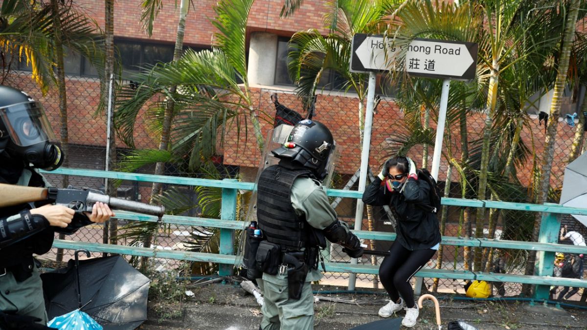 Hong Kong'da polis üniversitesi kampüsünde toplanan göstericilere müdahale etti