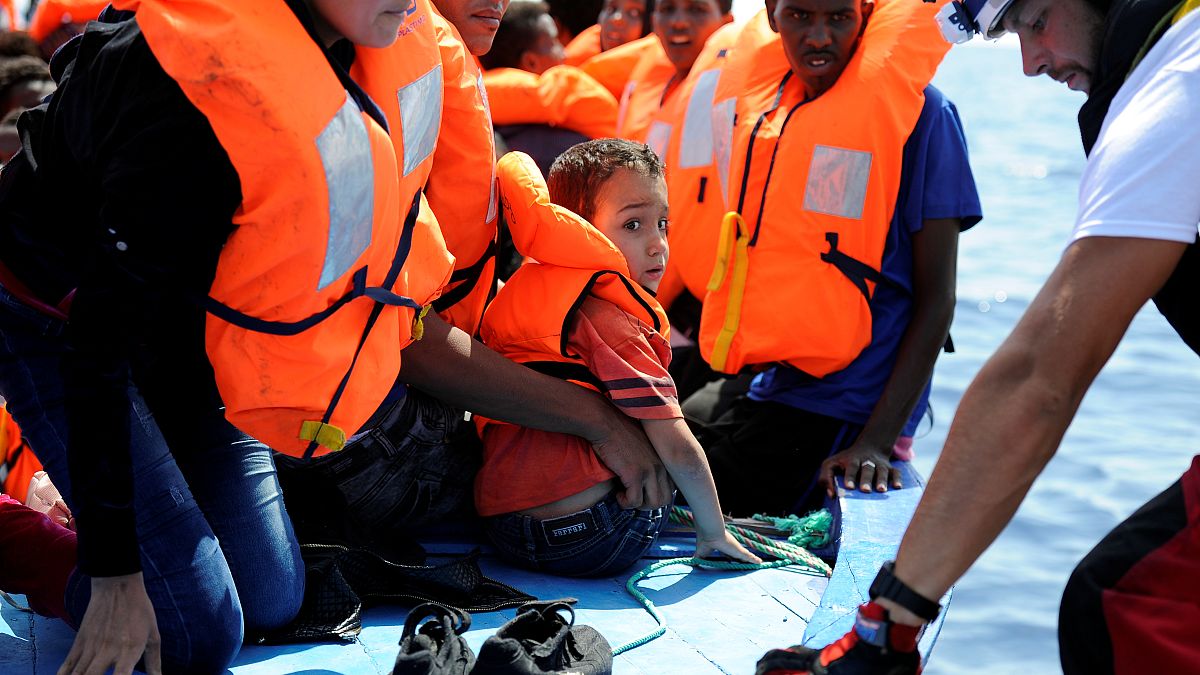 Migranti salvati dalla SOS Mediterranee e Medici Senza Frontiere al largo della Libia lo scorso 10 agosto - REUTERS/Guglielmo Mangiapane