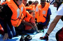 Migranti salvati dalla SOS Mediterranee e Medici Senza Frontiere al largo della Libia lo scorso 10 agosto - REUTERS/Guglielmo Mangiapane