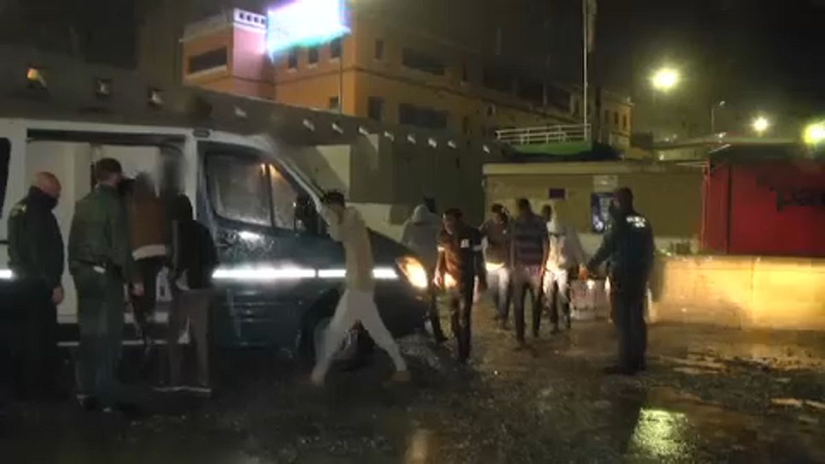 شاهد: شاحنةٌ محمّلة بـ52 مهاجراً تقتحم الحدود المغربية مع سبتة الإسبانية