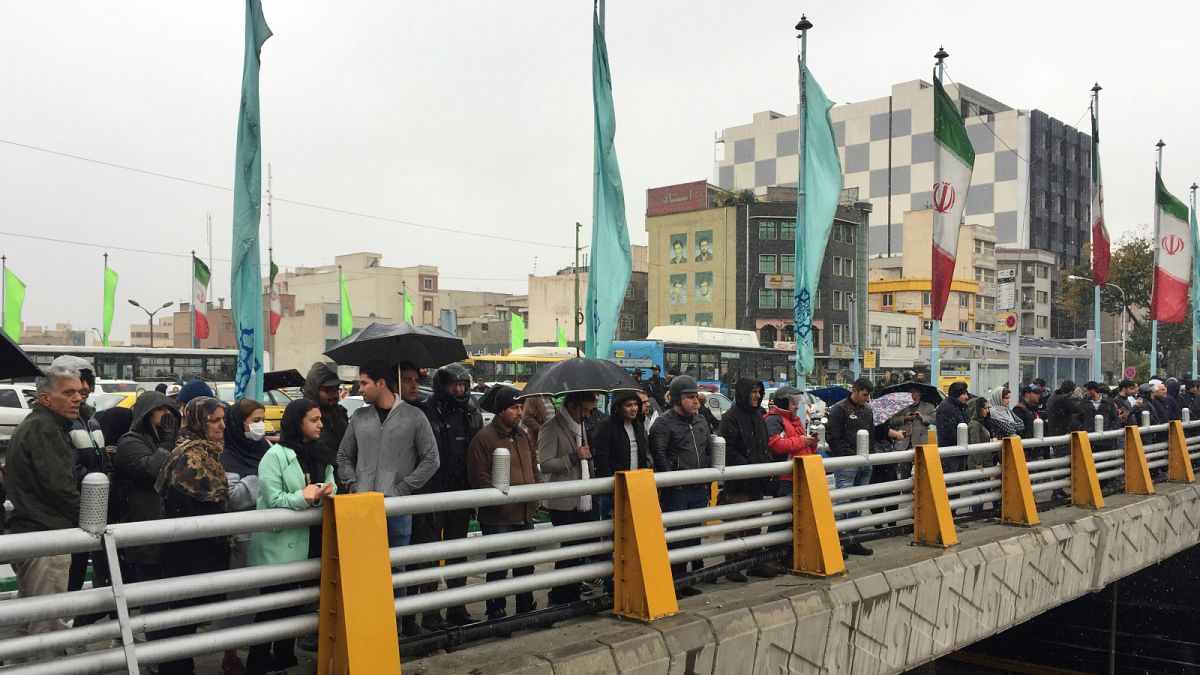 متظاهرون في طهران على خلفية ارتفاع أسعار البنزين- أرشيف رويترز