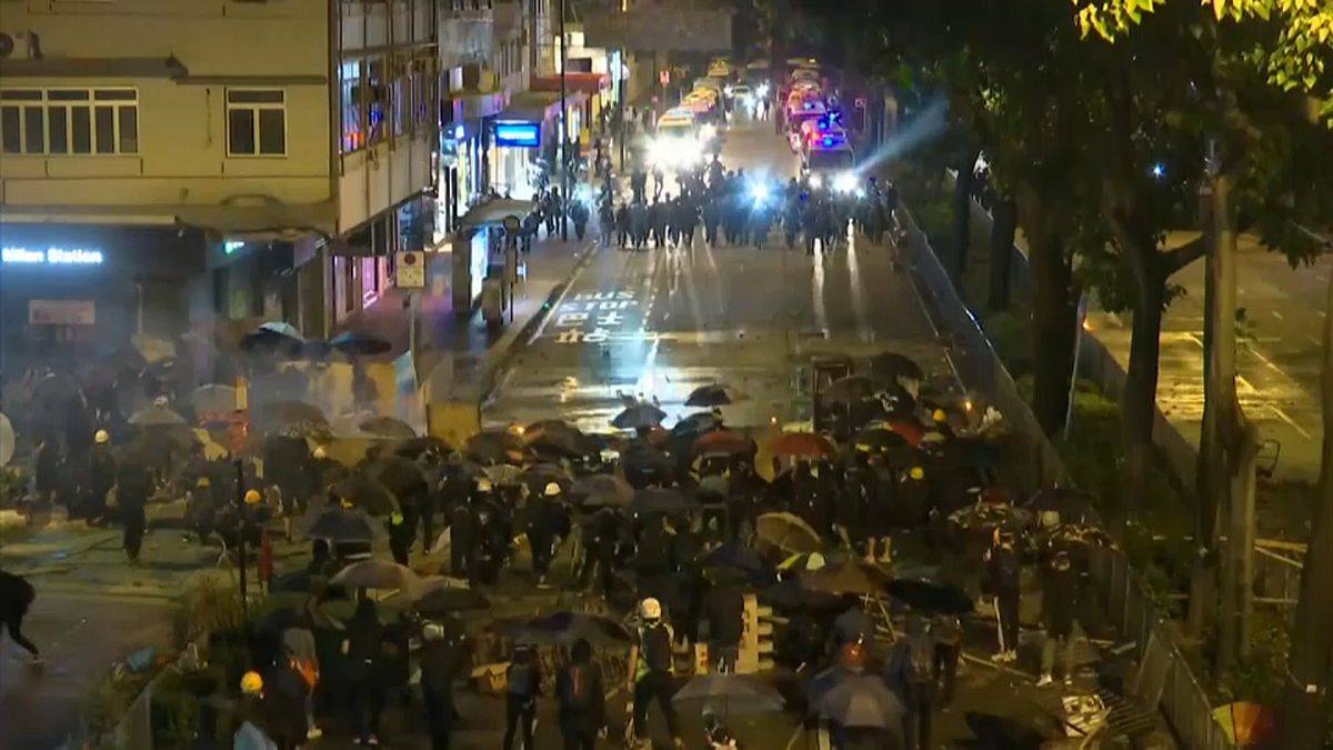 Hong Kong : des manifestants parviennent à fuir l'université assiégée