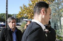 O arguido Bruno Jacinto (D), ladeado pelo ex-presidente do Sporting, Bruno de Carvalho