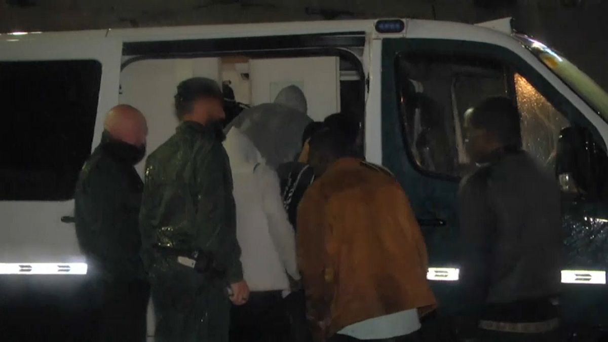 Una furgoneta kamikaze revienta la frontera de Ceuta con 52 migrantes a bordo