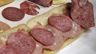 Almanya'da 25 cana mal olan listeria skandalı büyüyor: 26 ülkeye satılan etler geri çağrıldı