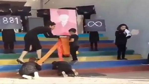 Atatürk posteri önünde eğilme soruşturması: Okul müdürlerine uzaklaştırma Atatürk posteri önünde eğilme soruşturması: Okul müdürlerine uzaklaştırma