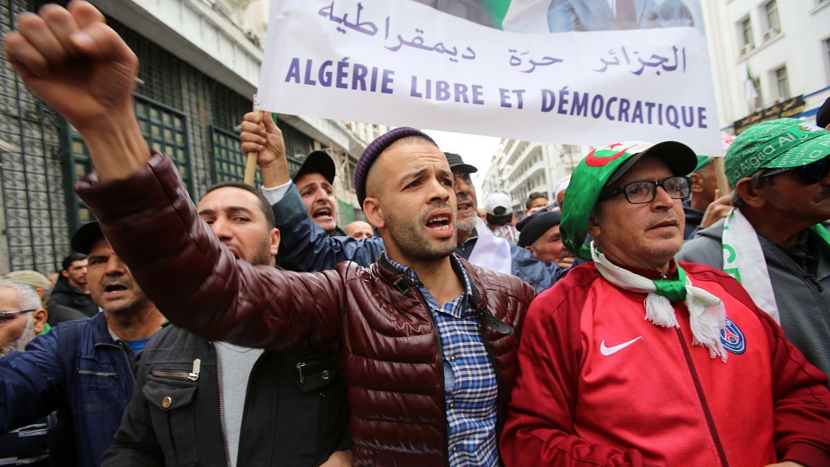 النيابة الجزائرية تطالب بسجن 20 متظاهرا لمدة سنتين
