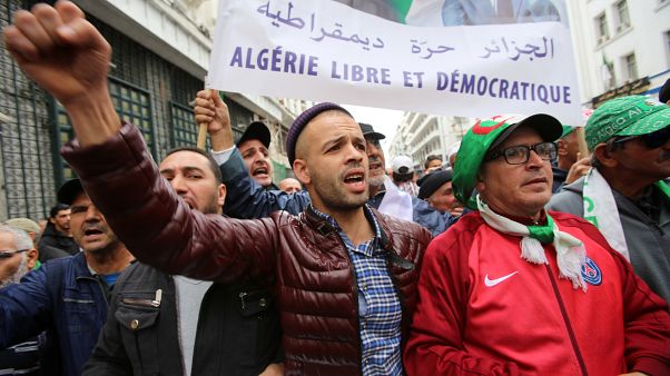 النيابة الجزائرية تطالب بسجن 20 متظاهرا لمدة سنتين النيابة الجزائرية تطالب بسجن 20 متظاهرا لمدة سنتين