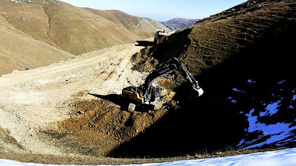 Tahrip edilen '12 bin yıllık Dipsiz Göl' sit alanı ilan edilecek Tahrip edilen '12 bin yıllık Dipsiz Göl' sit alanı ilan edilecek