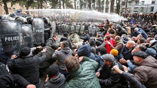 Géorgie : des manifestants qui tenaient le siège devant le Parlement à Tbilissi sont délogés par la police