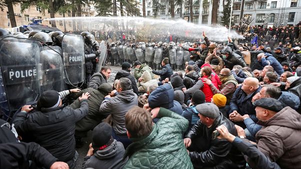 Géorgie : des manifestants qui tenaient le siège devant le Parlement à Tbilissi sont délogés par la police Géorgie : des manifestants qui tenaient le siège devant le Parlement à Tbilissi sont délogés par la police