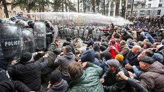 شاهد: الشرطة الجورجية تتصدى لمحتجين حاولوا اقتحام البرلمان