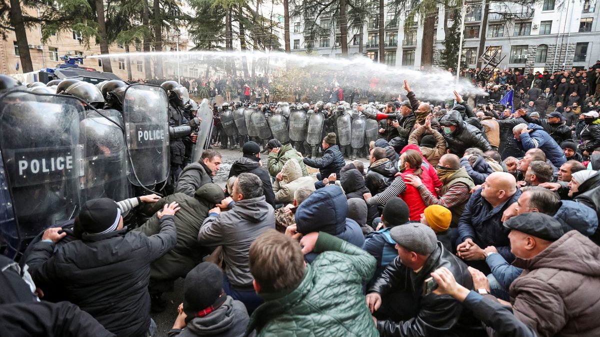 Rohamrendőrök vetettek véget a tüntetésnek Tbilisziben