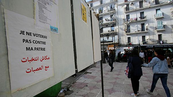 ملصقات الانتخابات الرئاسية في الجزائر- أرشيف رويترز ملصقات الانتخابات الرئاسية في الجزائر- أرشيف رويترز