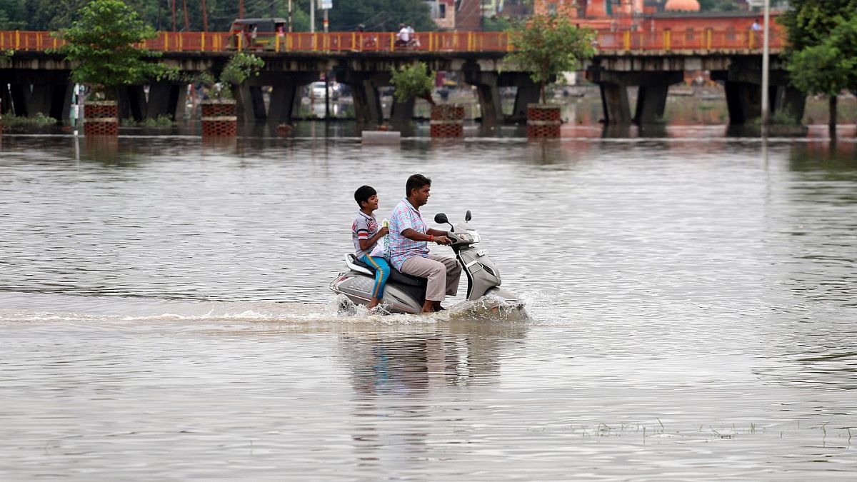 Hindistan'daki muson yağmurlarında en az 2 bin 400 kişi hayatını kaybetti