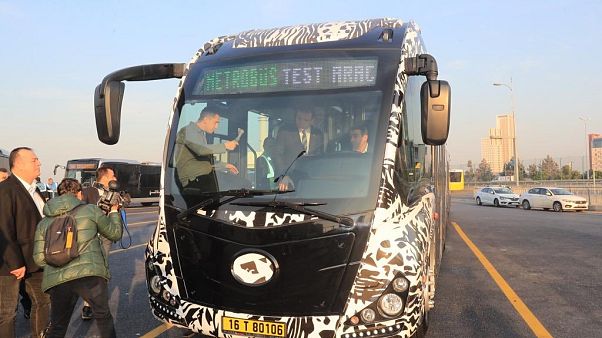 İstanbul Büyükşehir Belediye Başkanı Ekrem İmamoğlu yerli metrobüsü test etti İstanbul Büyükşehir Belediye Başkanı Ekrem İmamoğlu yerli metrobüsü test etti