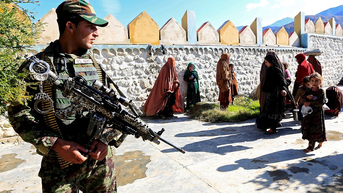 Szabadon engedtek két nyugati túszt a tálibok