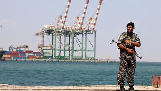 جندي يمني بالقرب من ميناء عدن، اليمن- أرشيف رويترز