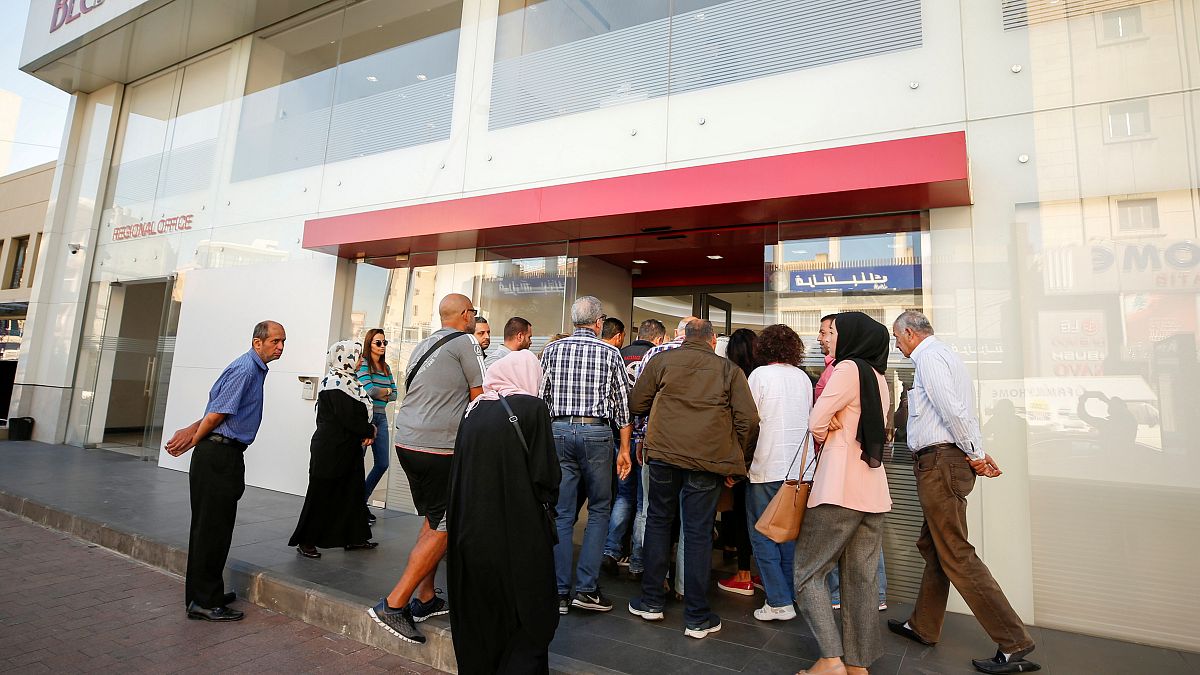شاهد: المصارف اللبنانية تعيد فتح أبوابها