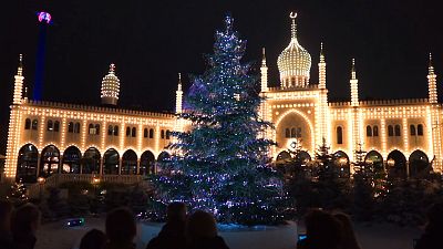 A Copenhague, un sapin de Noël couvert de 3 000 cristaux Swarovksi