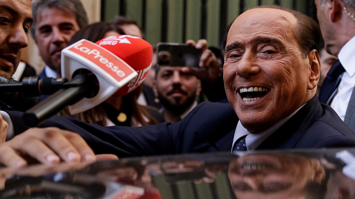 Silvio Berlusconi 2022-ben, a figyelem középpontjában, ahogy mindig is